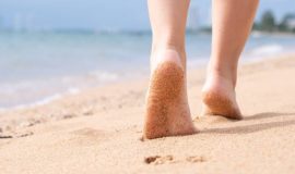 Andar descalzo por la playa
