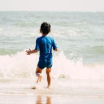 Beneficios de nadar en el mar para niños con discapacidad